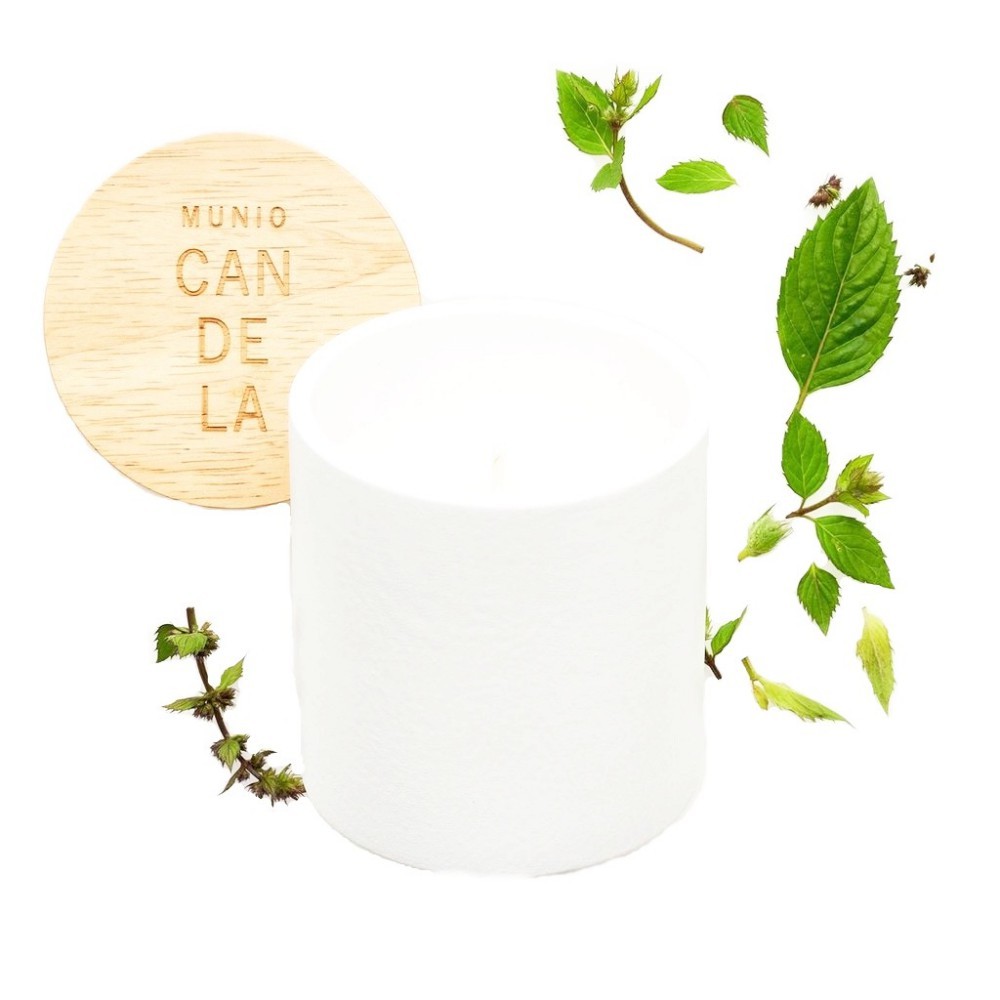 The Munio Peppermint Candle Soy Wax