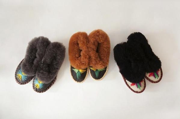 T&SHOP Handmade Embroidered Dark Sheepskin Slippers