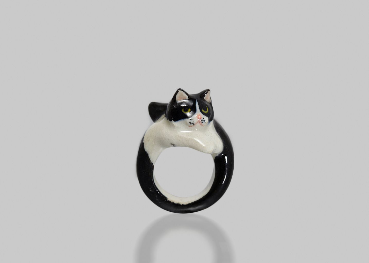 Black and White Persian Cat Ring