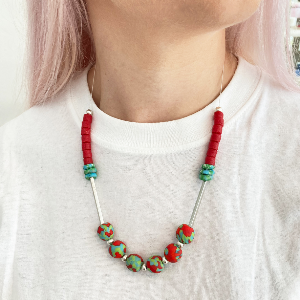 zippy-and-zeke-red-and-green-multi-bead-silver-bar-glass-necklace