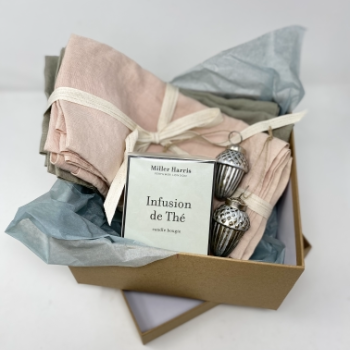 Pale & Interesting PALE & INTERESTING SCENTED CANDLE AND NAPKINS GIFT SET 