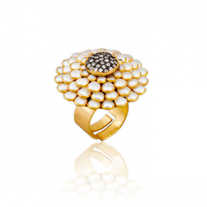 Atelier Mon Large Pearl Flower Ring