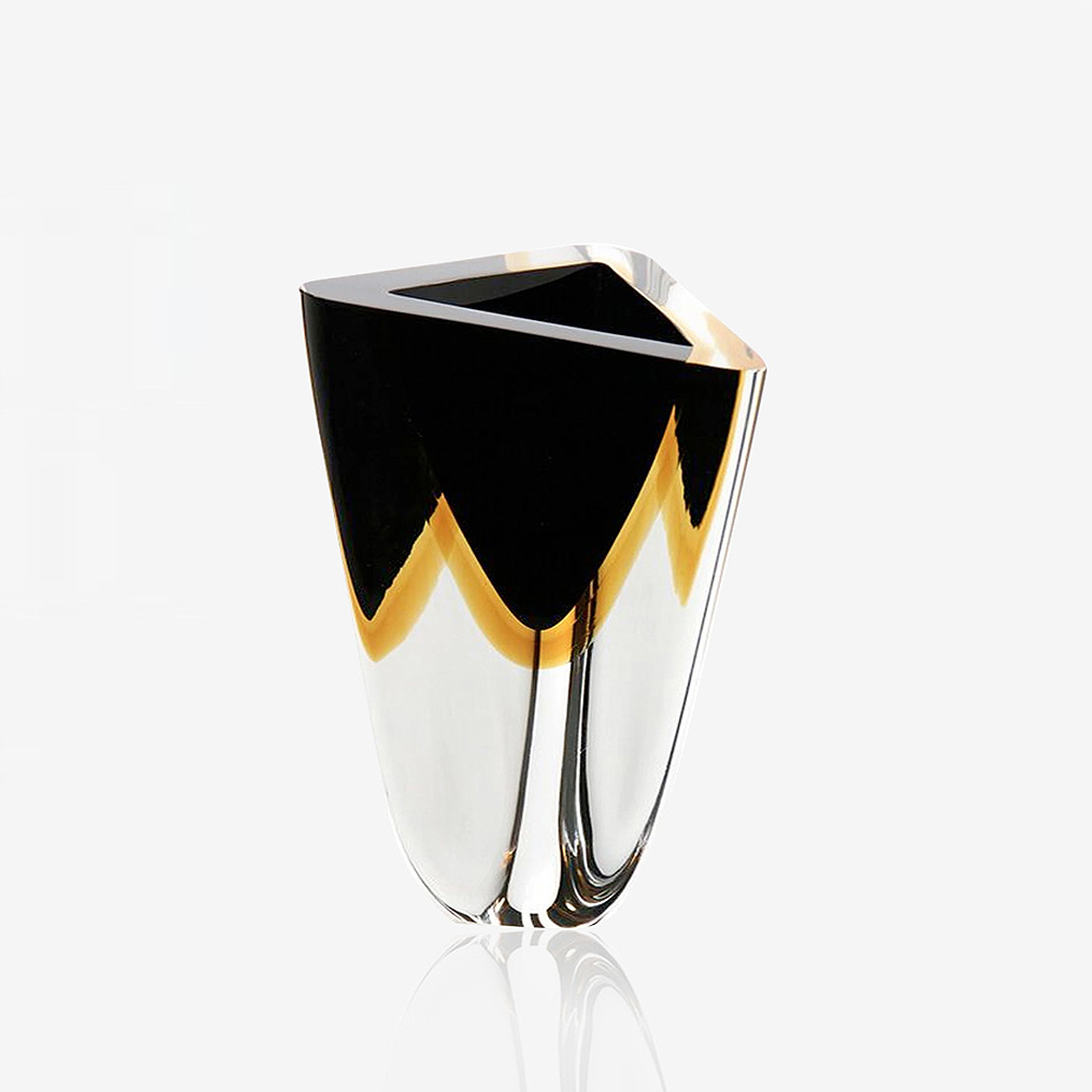 Cá d’Oro Minimalistic Glass Vase Triangle 4  Black-Ambar