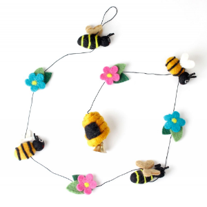 sjaal-met-verhaal-wool-felt-bee-and-flowers-pendulum-garland