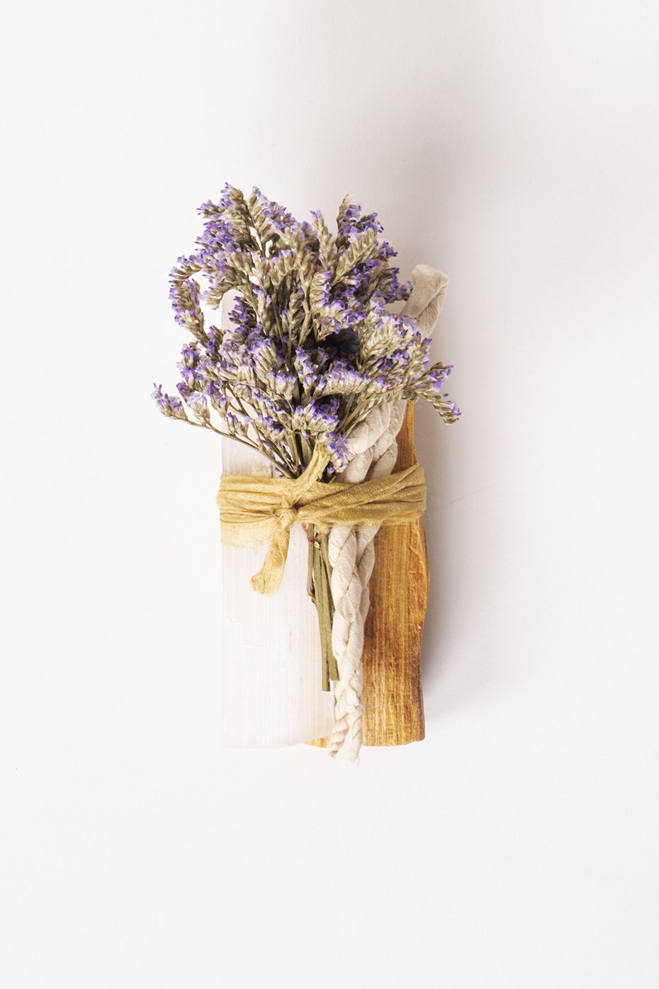 parigotte-palo-santo-selenite-incenses-and-dried-flowers