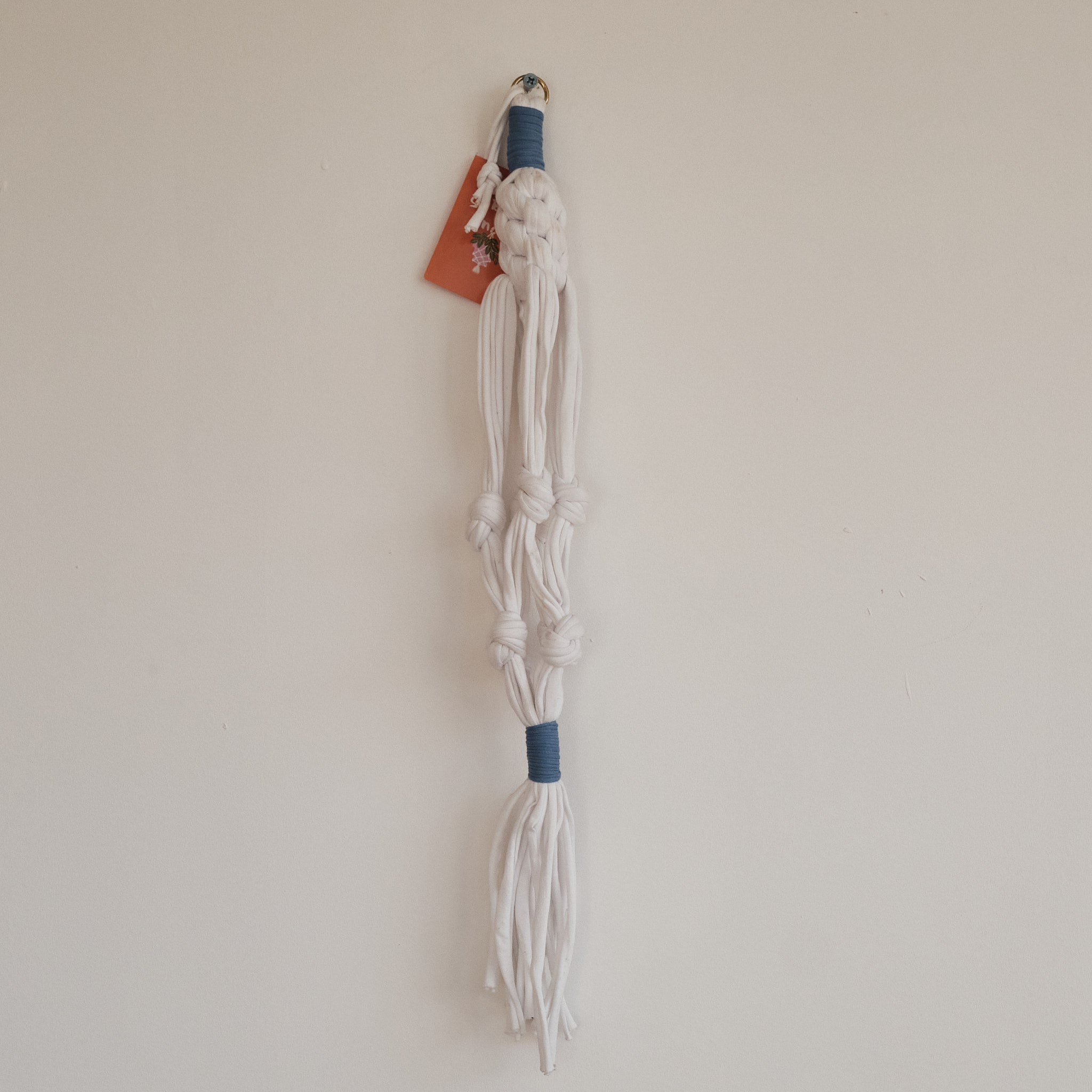 sarora-knots-recycled-cotton-plant-hanger-long-in-white-and-blue