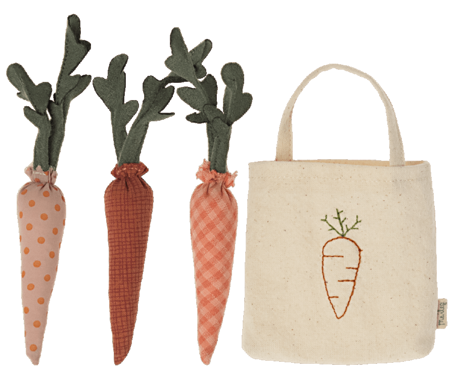 Shopping bag with carrots for bunnies