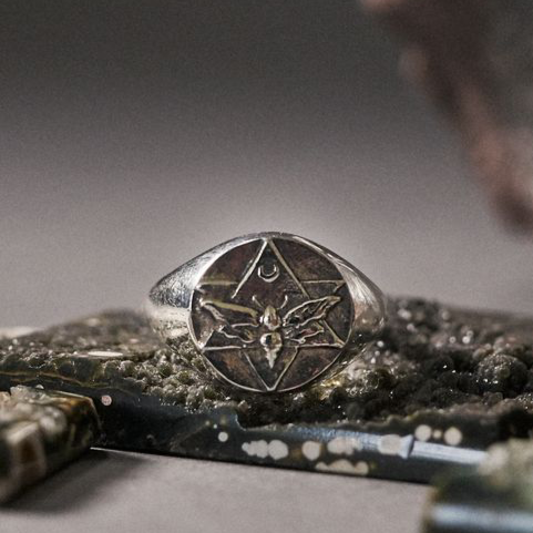 The Lunar Signet Ring - P / Silver IV6490