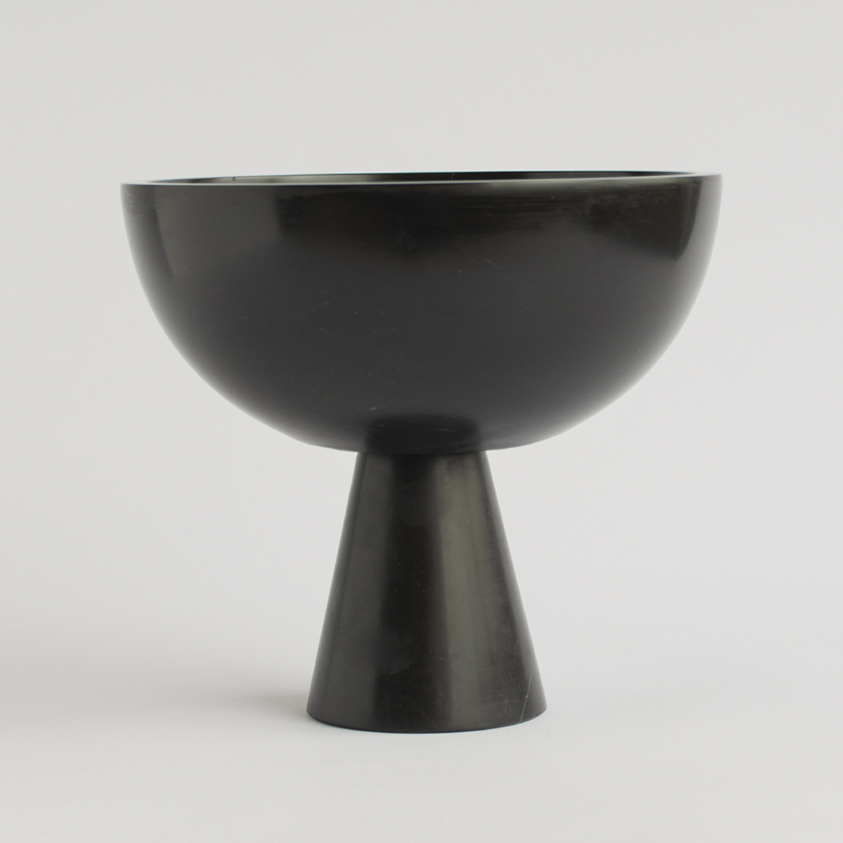 kiwano-concept-black-marble-pedestal-bowl-large