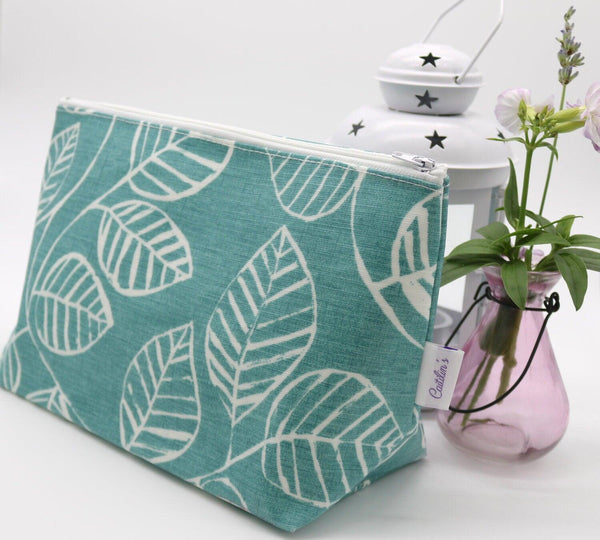 Oilcloth Wash Bag - Green Leaf