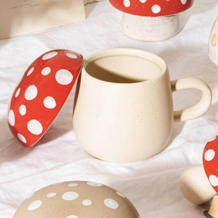 Mug céramique avec couvercle en forme de champignon par Sass & Belle