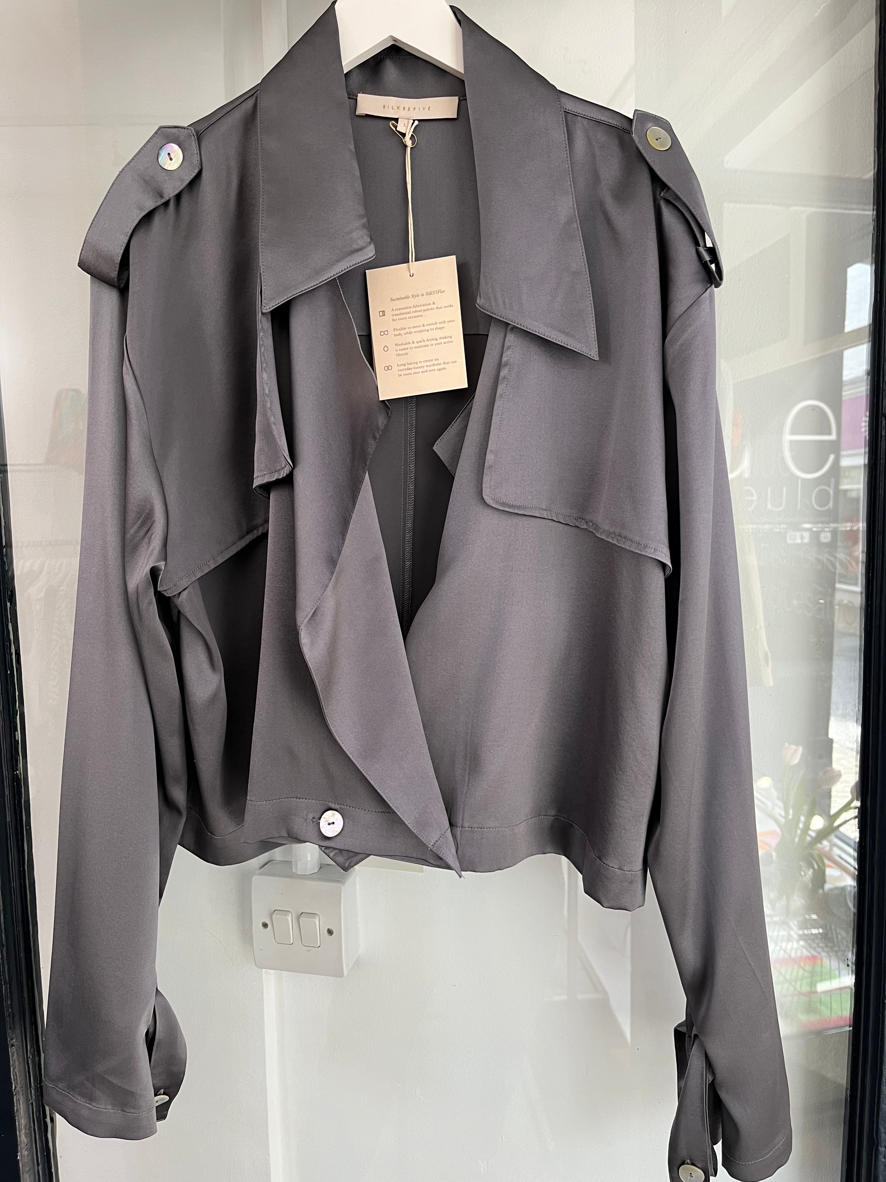 Kensington Trench Crop Jacket In Fonce