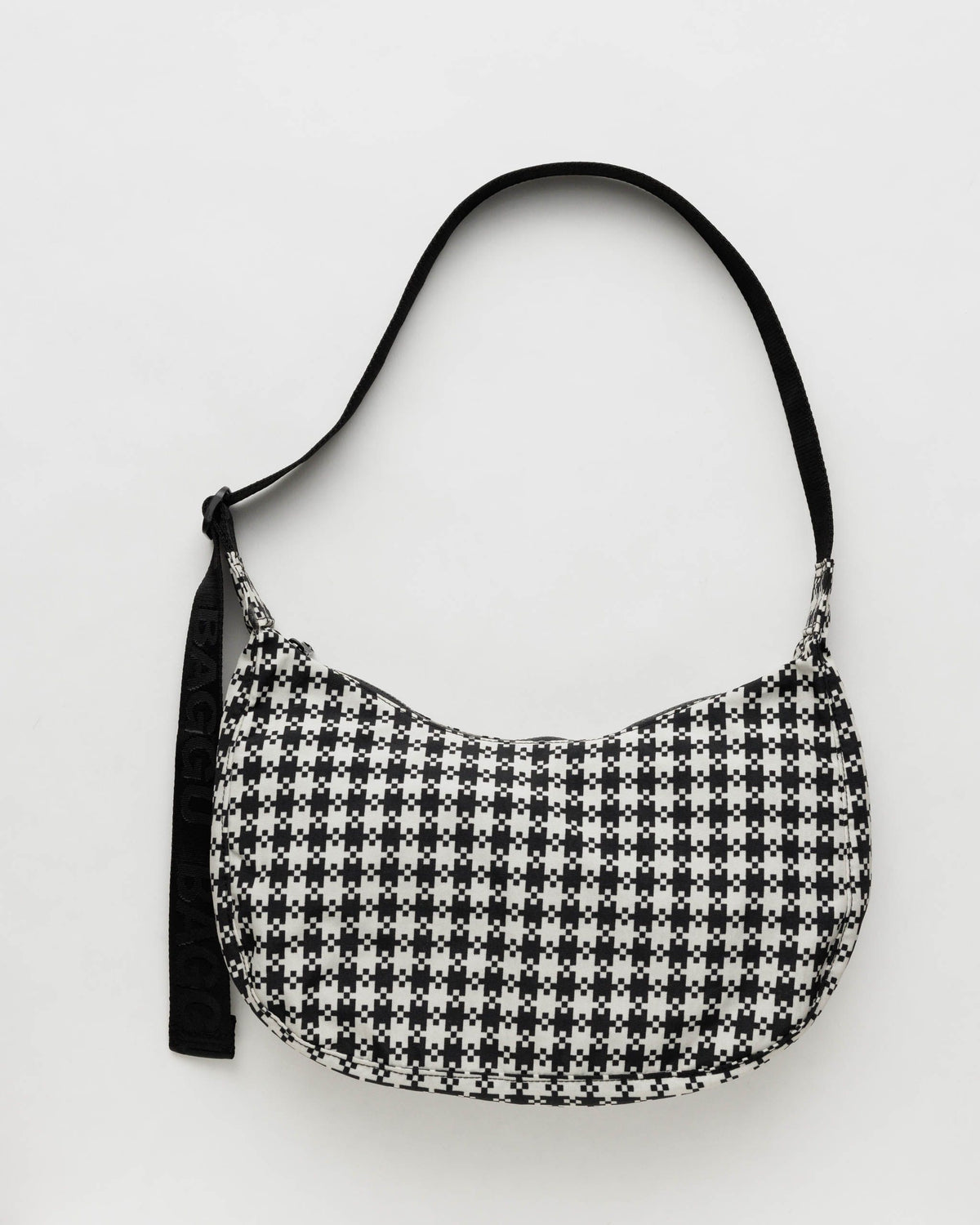 baggu-medium-black-and-white-pixel-gingham-nylon-crescent-bag