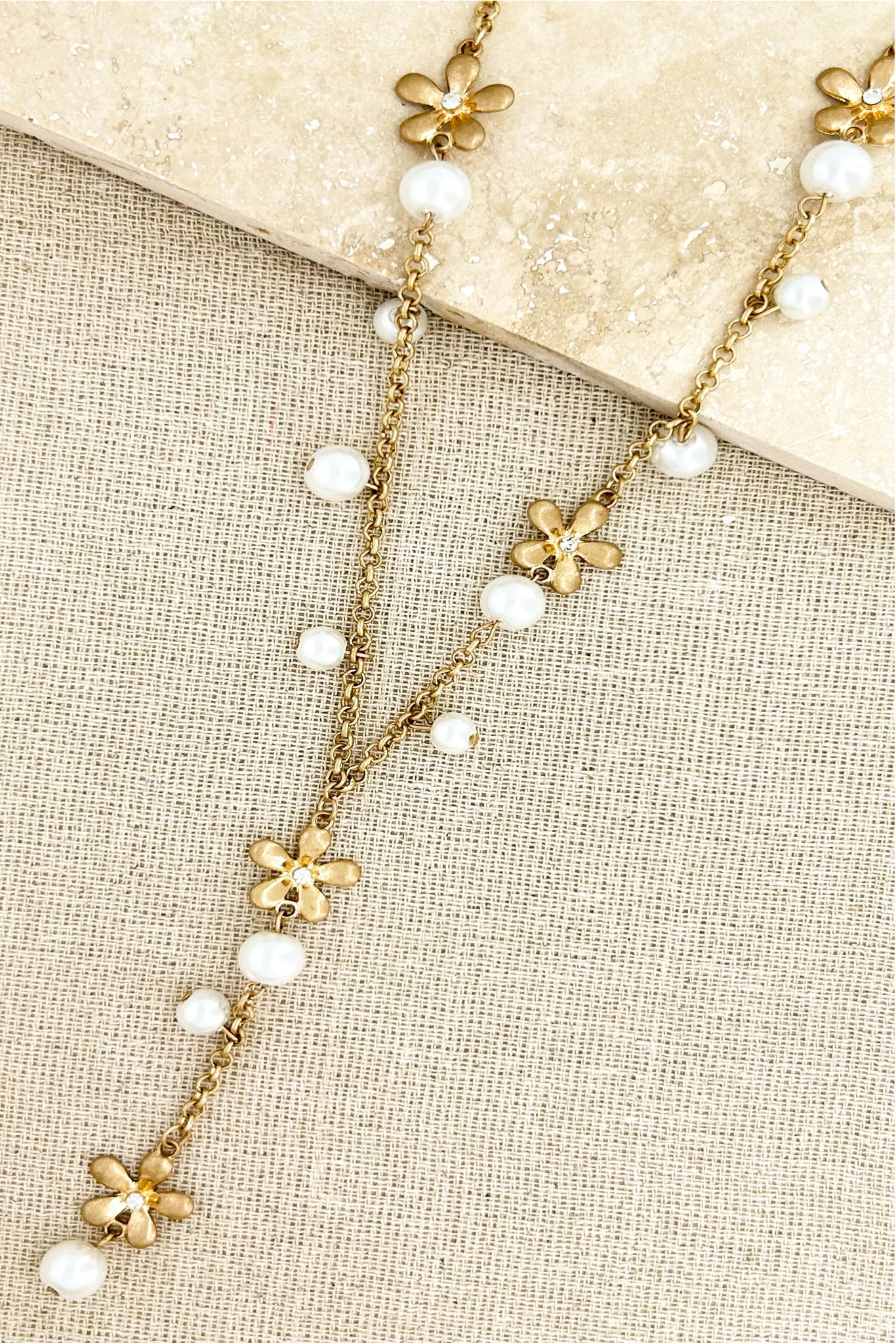 Envy Short Gold Necklace with Flowers and Pearls