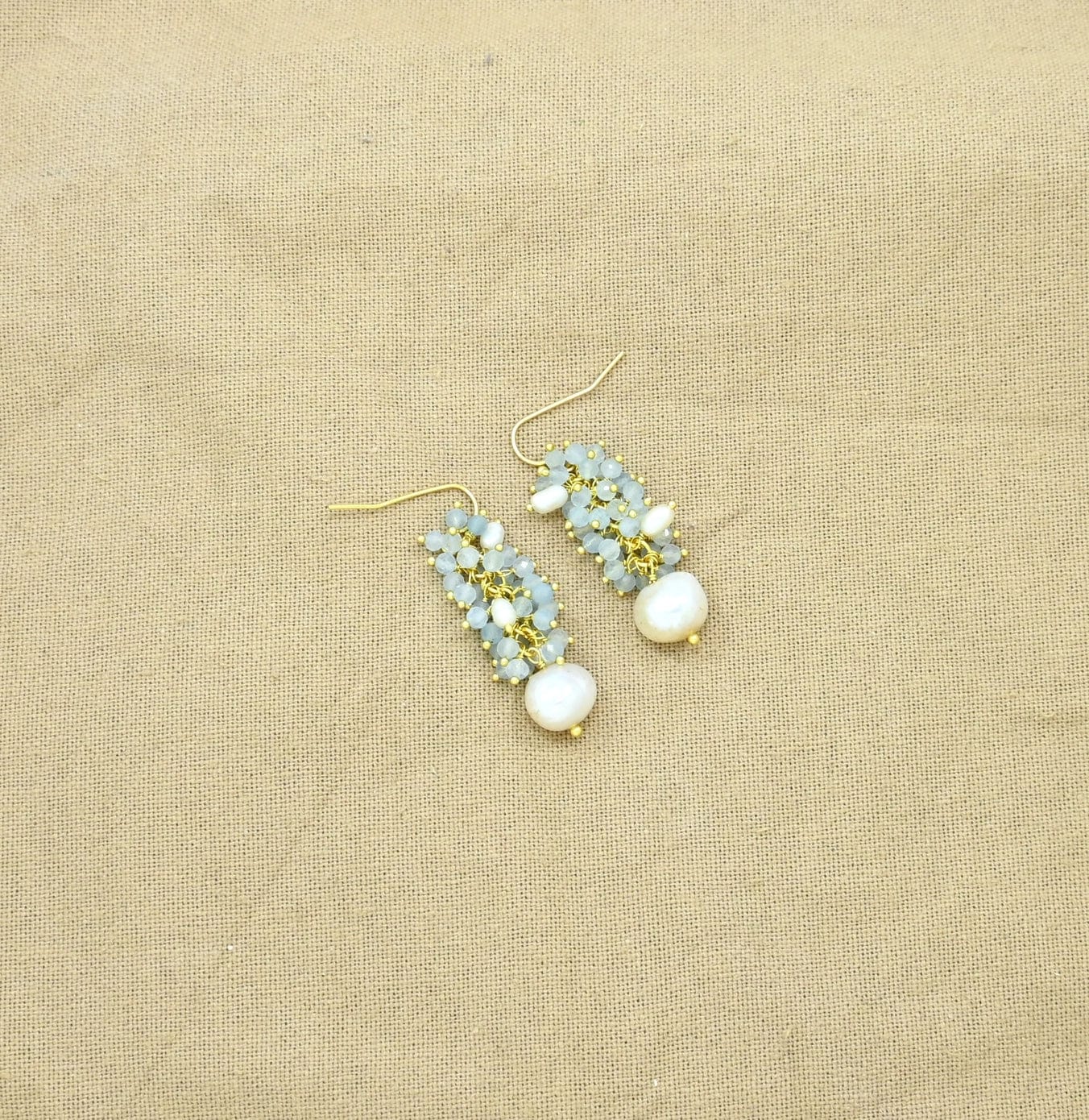 schmuckoo-berlin-maya-earrings-gold-in-pearl-and-aqua-chalcedony