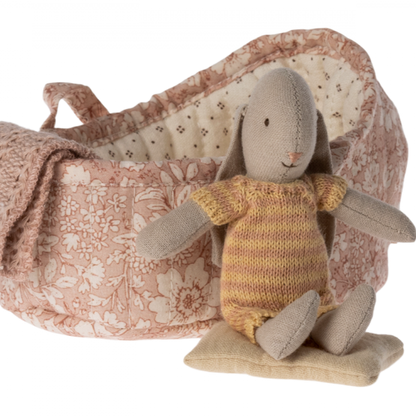 maileg-bunny-in-carrycot-yellow