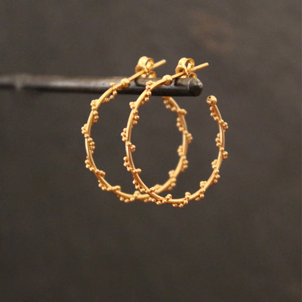 annie-mundy-twist-design-hoop-earring-gold-e30-medium