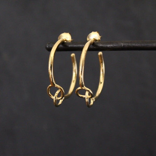 annie-mundy-infinity-link-hoop-earring-gold-de21