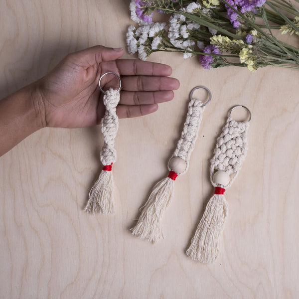 kikkerland-design-crafters-macrame-keychain-kit-1