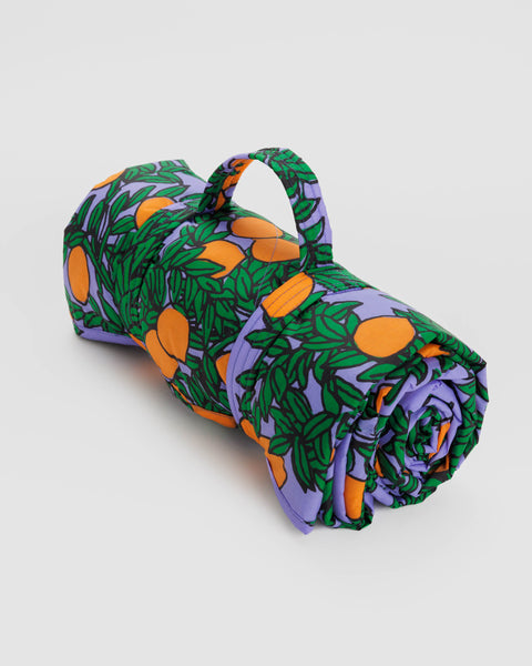 baggu-puffy-picnic-blanket-orange-tree-periwinkle