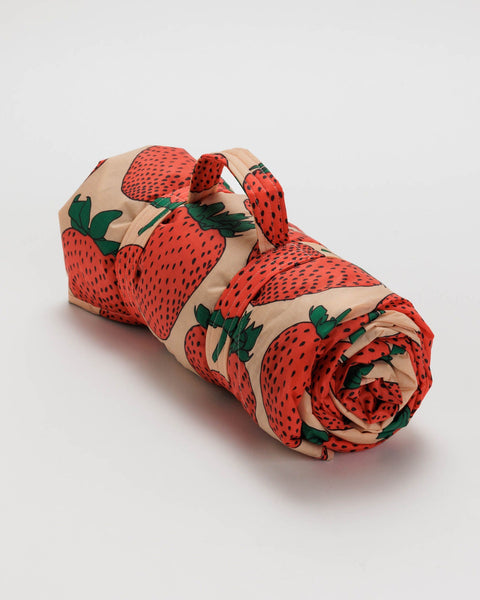 baggu-puffy-picnic-blanket-strawberry-1