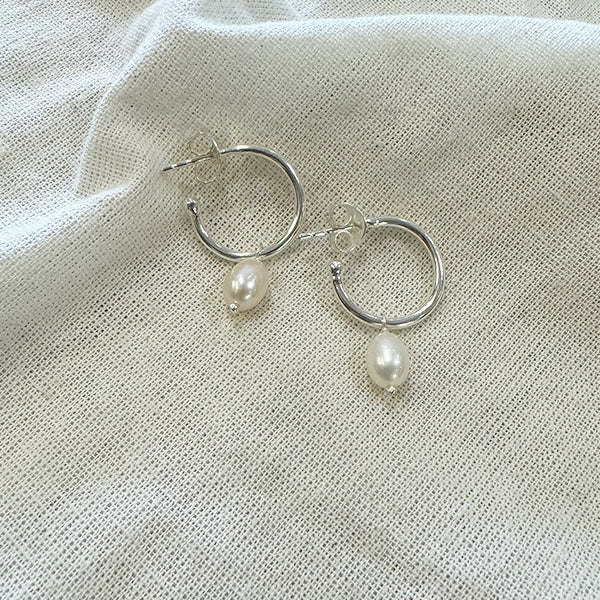 TUSKcollection He39 Simple Silver Stud Hoops With Pearls