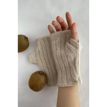 The Mercantile London Cashmere Cream Cableknit Long Mitts In Neutrals