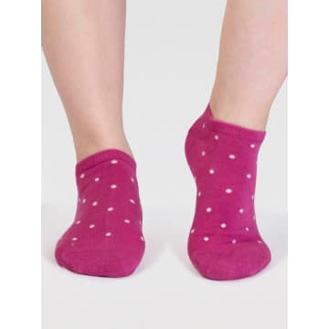 Thought Spw839 Dottie Bamboo Spotty Trainer Socks In Raspberry Pink