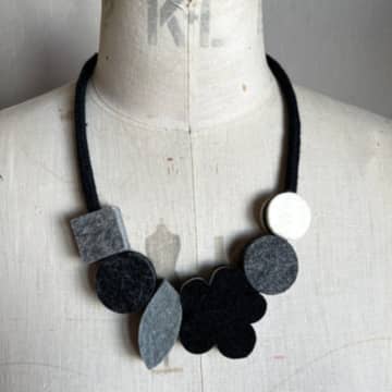 Lynsey Walters Pop Flower Necklace Black&white