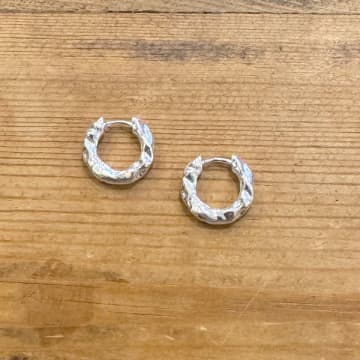 Shop Annie Mundy Clip Shut Silver Textured Hoop Earrings Pl-213 In Metallic