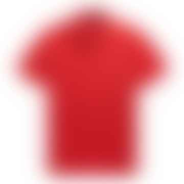 La camisa de polo de la tierra roja