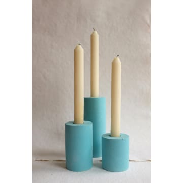 Juego de 3 candelabros de hormigón con columna azul