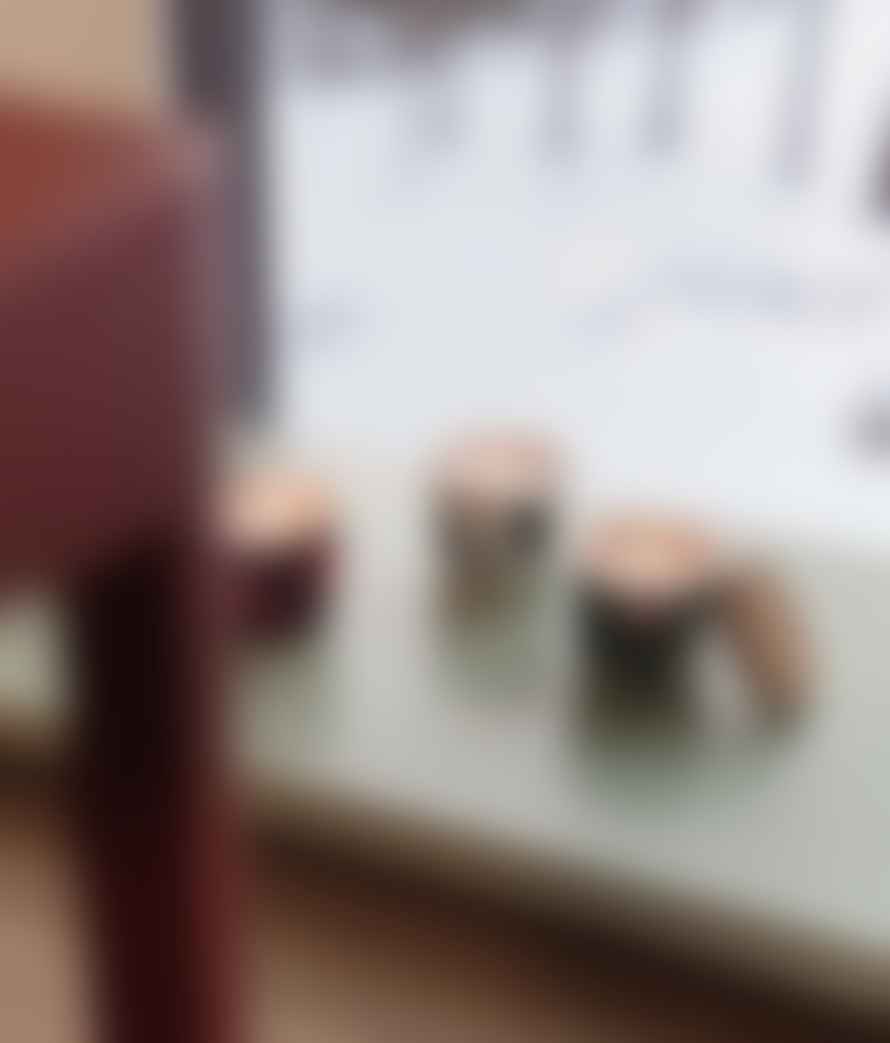 Marimekko candela profumata con tappo in sughero inserita in  una coffe mug 