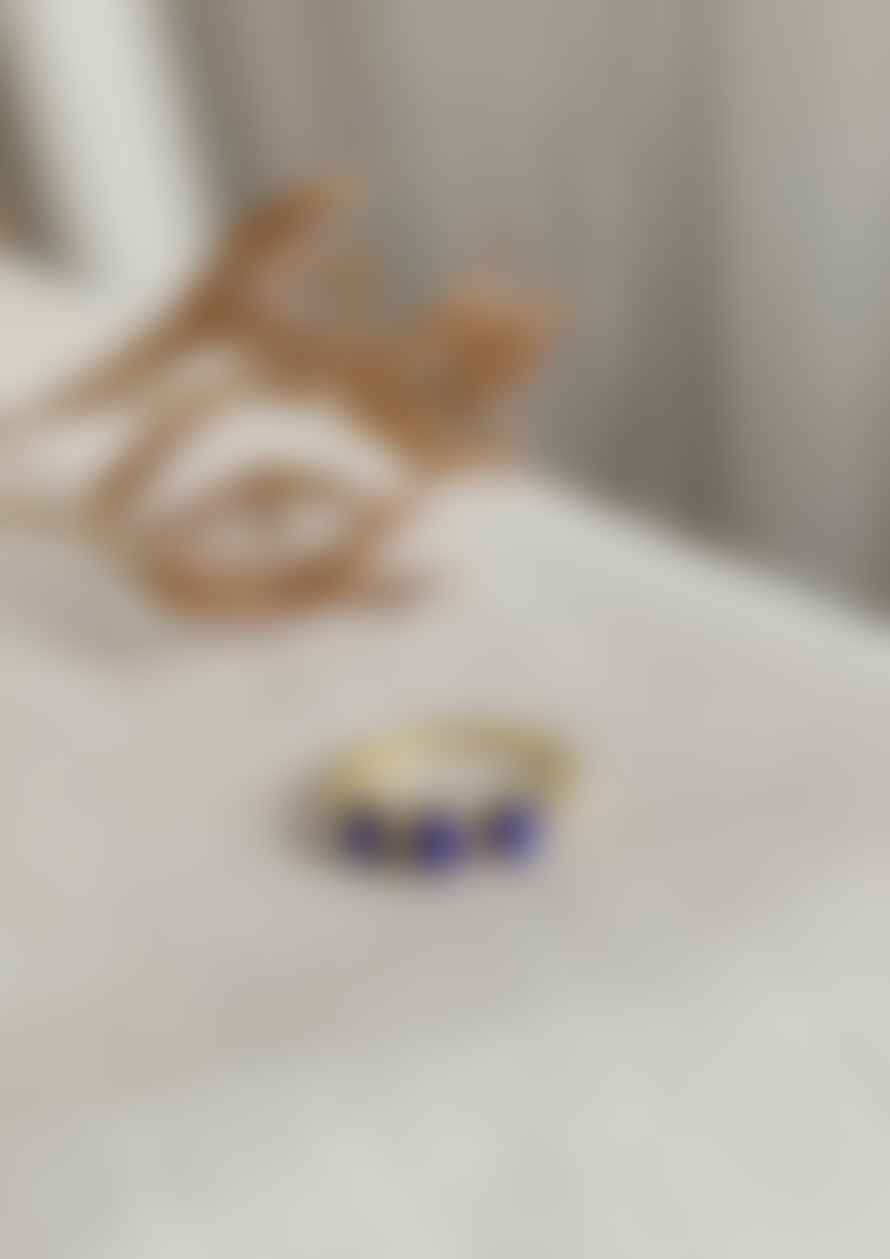 Une A Une Gold-plated ring with 3 small round lapis lazuli stones.