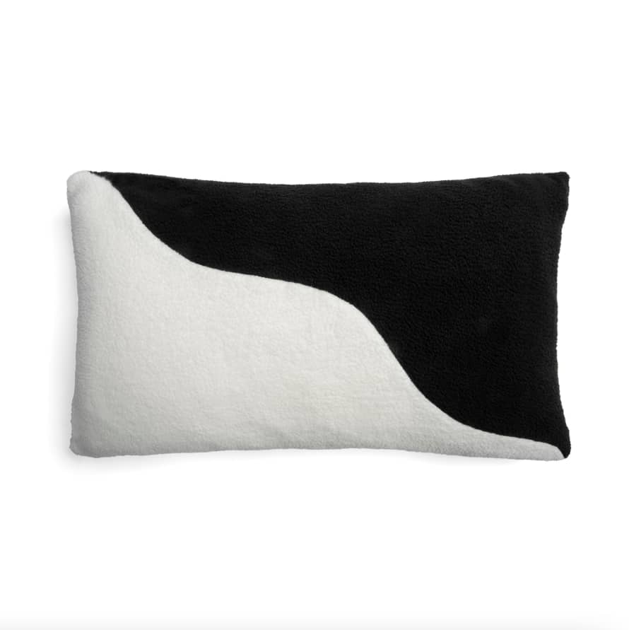 &klevering Black and White Wavy Rectangle Cushion (50 x 30cm)