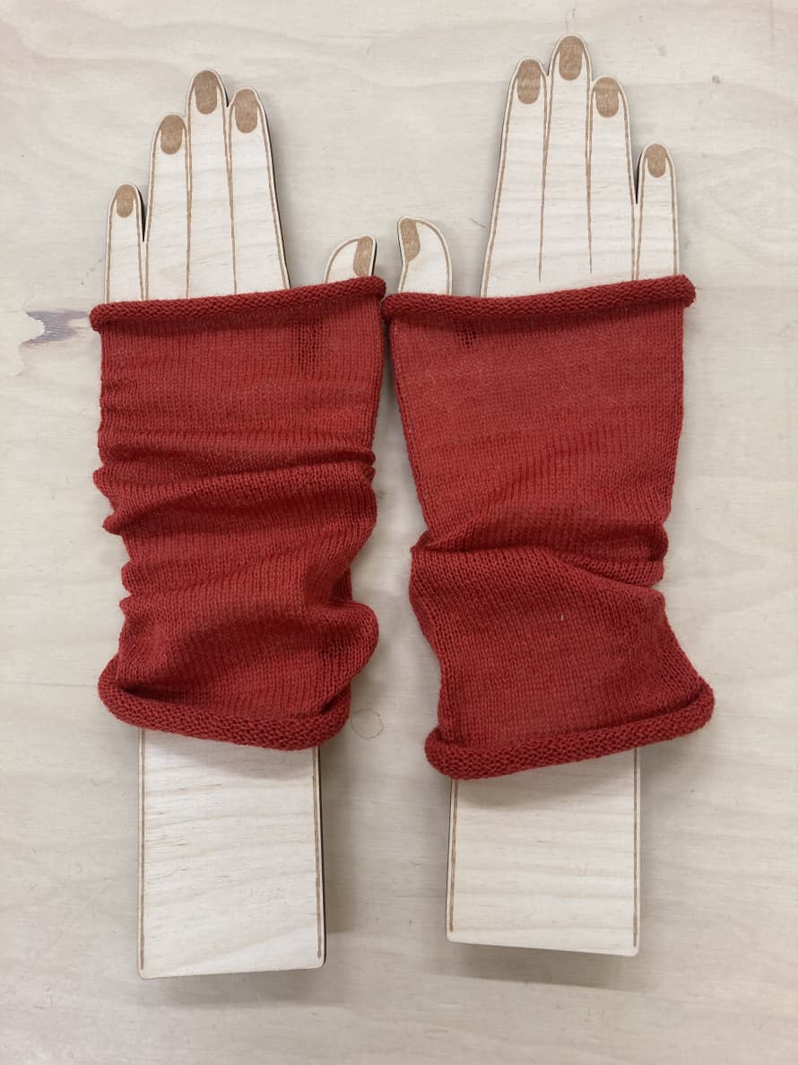 Ultimo 100% Fine Wool Wrist Warmers in Red