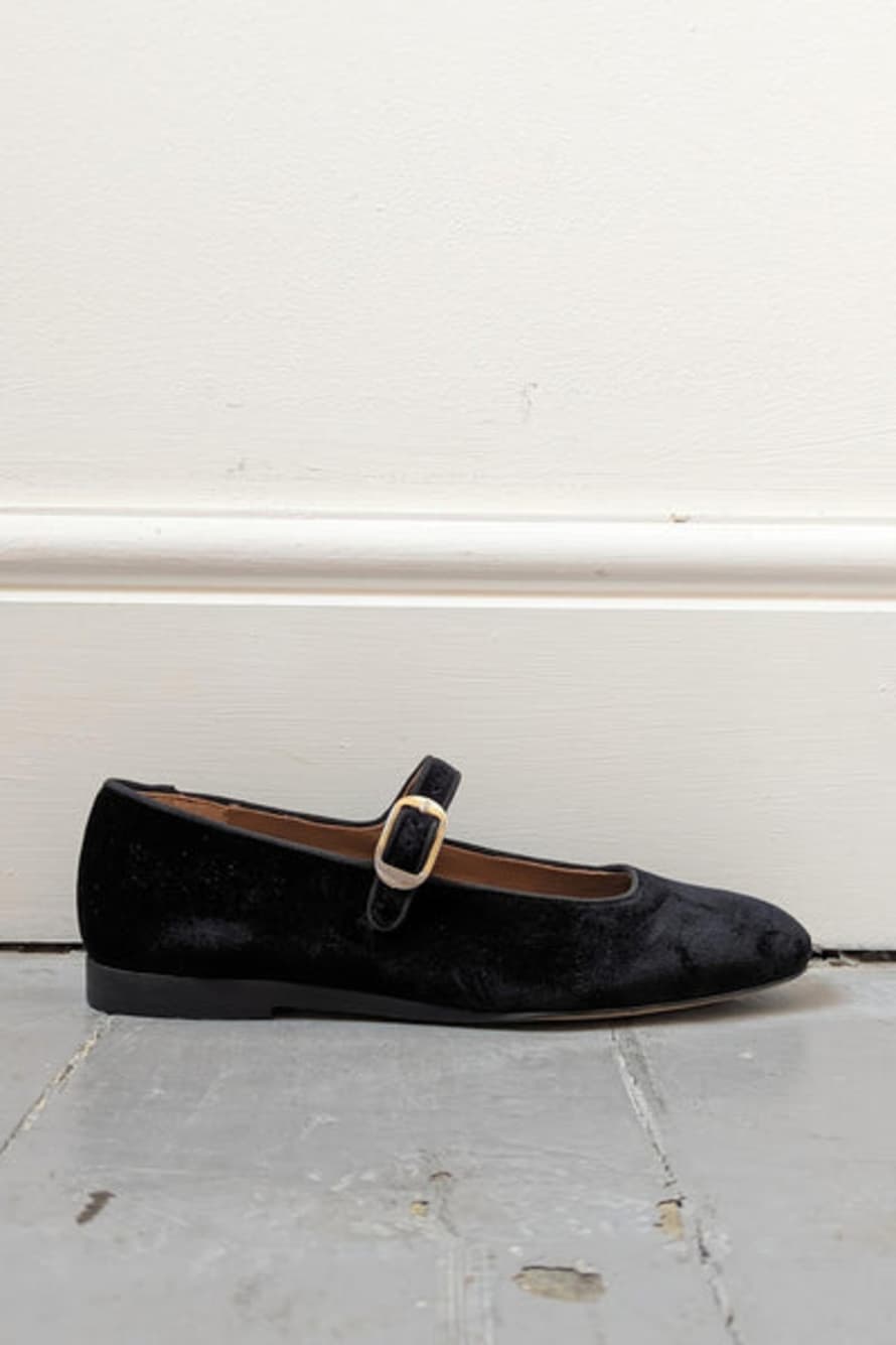 Le Monde Béryl Mary Jane Black Velvet Shoes