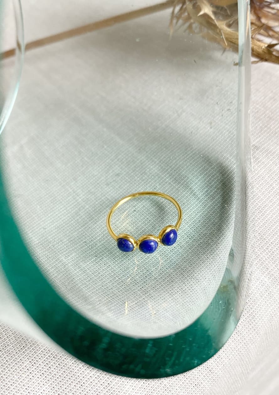 Une A Une Gold-plated ring with 3 small round lapis lazuli stones.