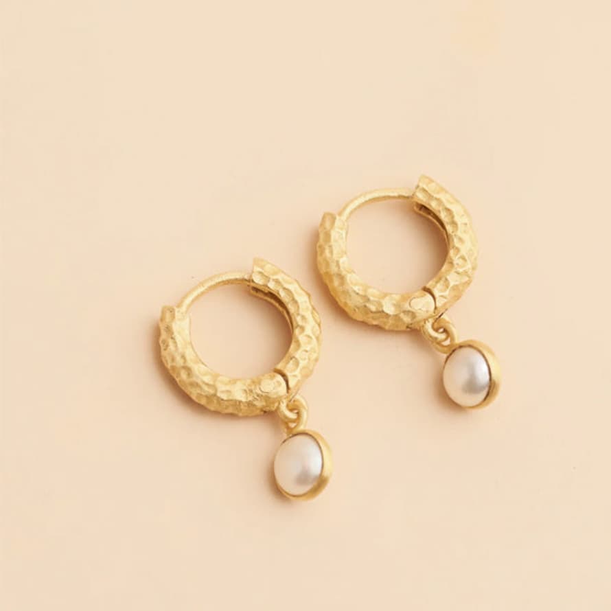 TUSKcollection Tira Textured Gold Hoop Earrings With White Pearl