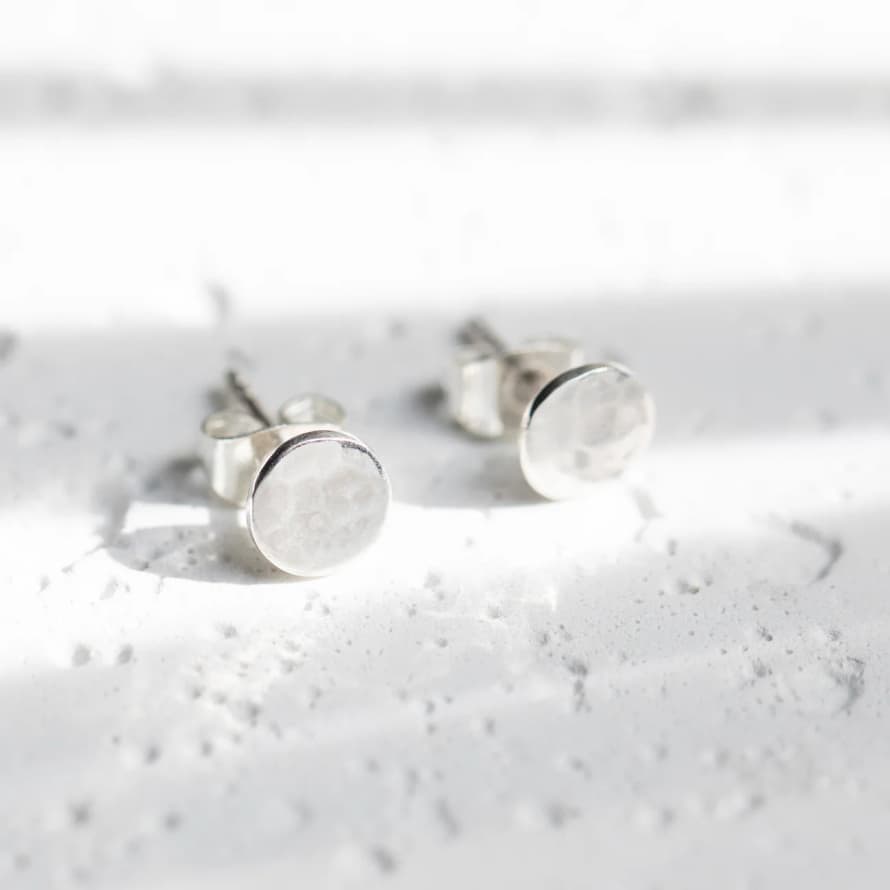 Aquila Aquila - Agonda - Round Hammered Sterling Silver Studs